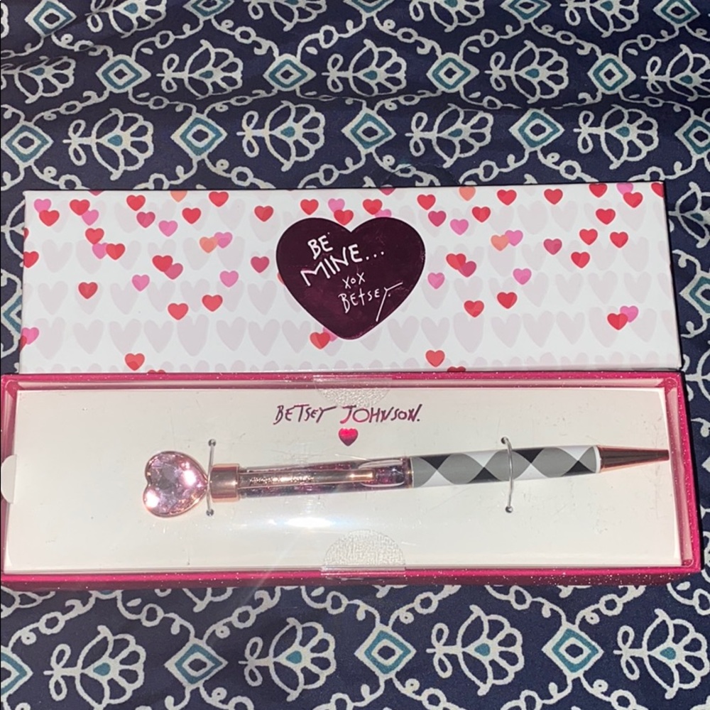Betsey Johnson pen. 💛